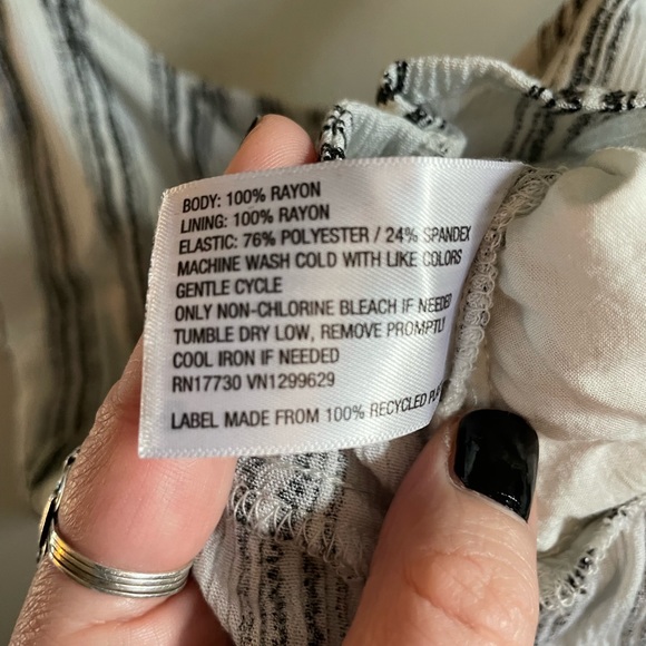 Xhilaration Black and White Rayon Crop Too Size Small - Picture 7 of 7